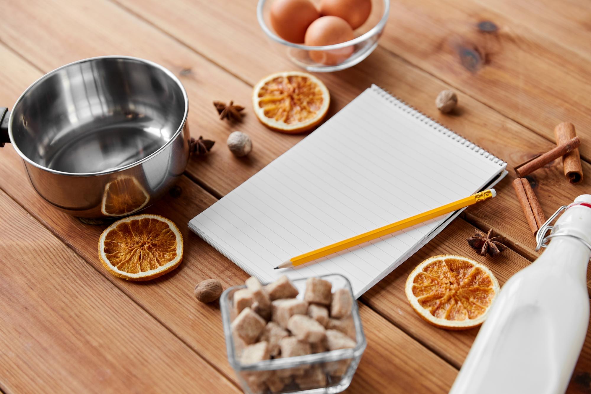 Attrezzi da cucina disposti su un piano di lavoro