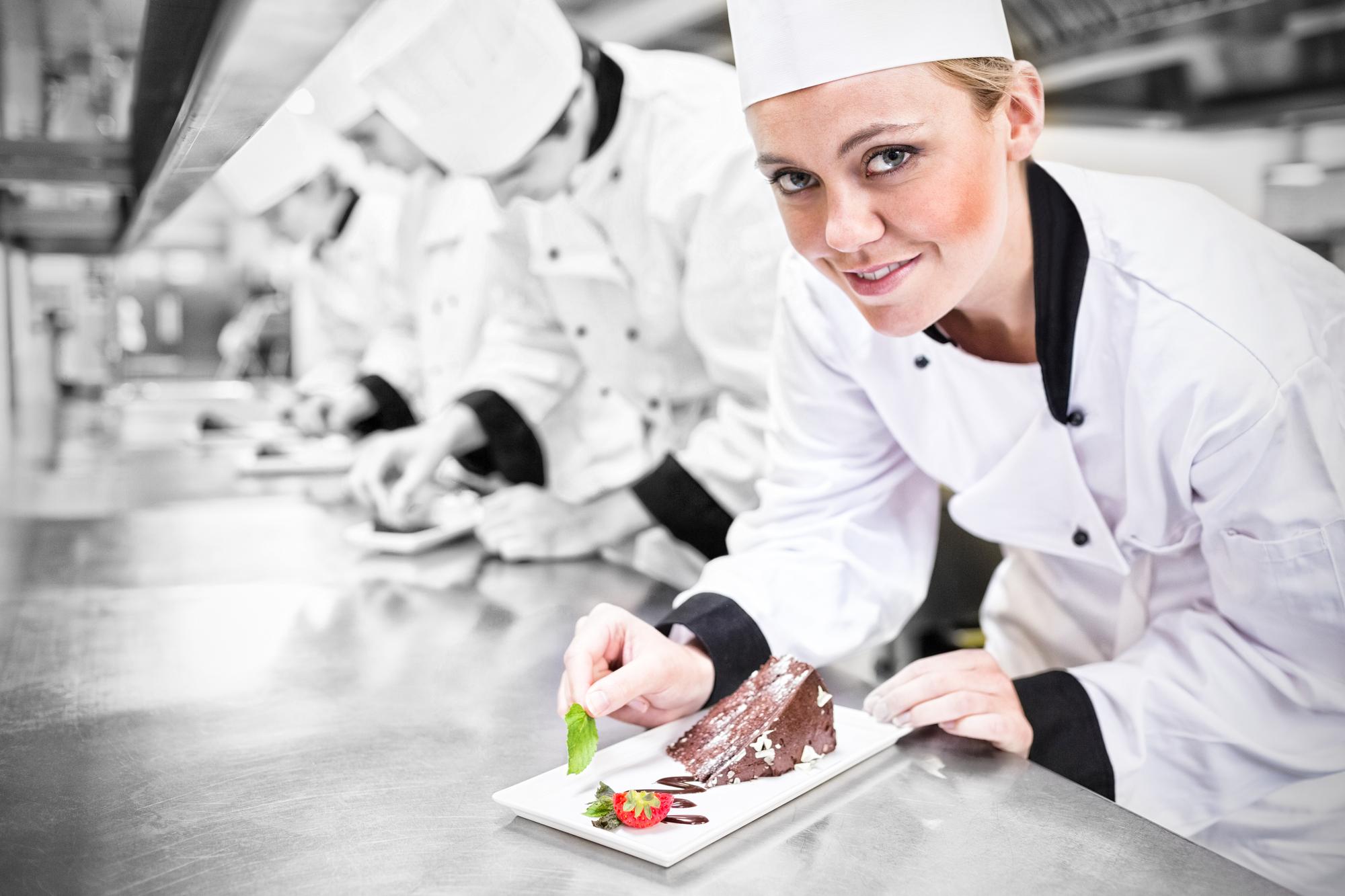 Chef che insegna in una cucina luminosa
